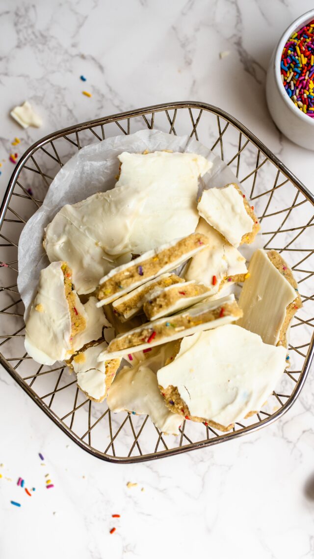This Funfetti Cookie Dough Bark is what sprinkle dreams are made of—sweet, chewy, no-bake magic with a confetti crunch in every bite. It’s like a birthday party in bark form!

Comment Funfetti and I’ll send you the recipe!