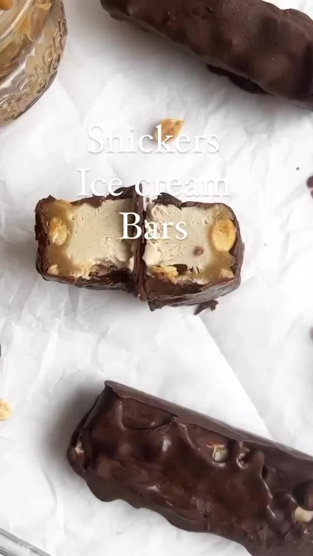 Who wants to cool off with a snickers ice cream bar? Vegan and better for you ingredients with a homemade caramel sauce.

Comment snickers and follow me for the recipe!