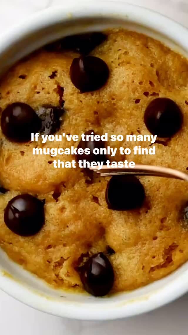 Who wants a bite?  This is such a delicious and fluffy mug cake— and it’s healthy too… you need to make it asap!  Follow me @stelleandcobakes and comment cake for the recipe
