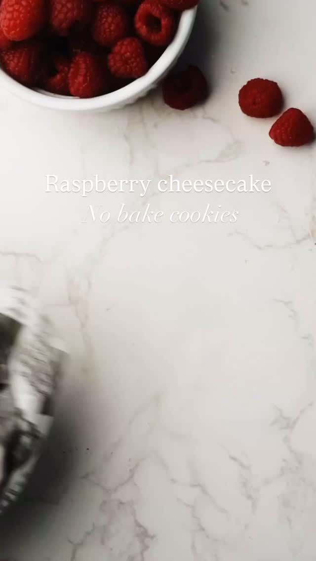 Who can argue this combo! White choco and raspberries! No bake, 7 ingredients, so fudgy and delicious with a crackly white chocolate shell. Comment raspberry for the recipe